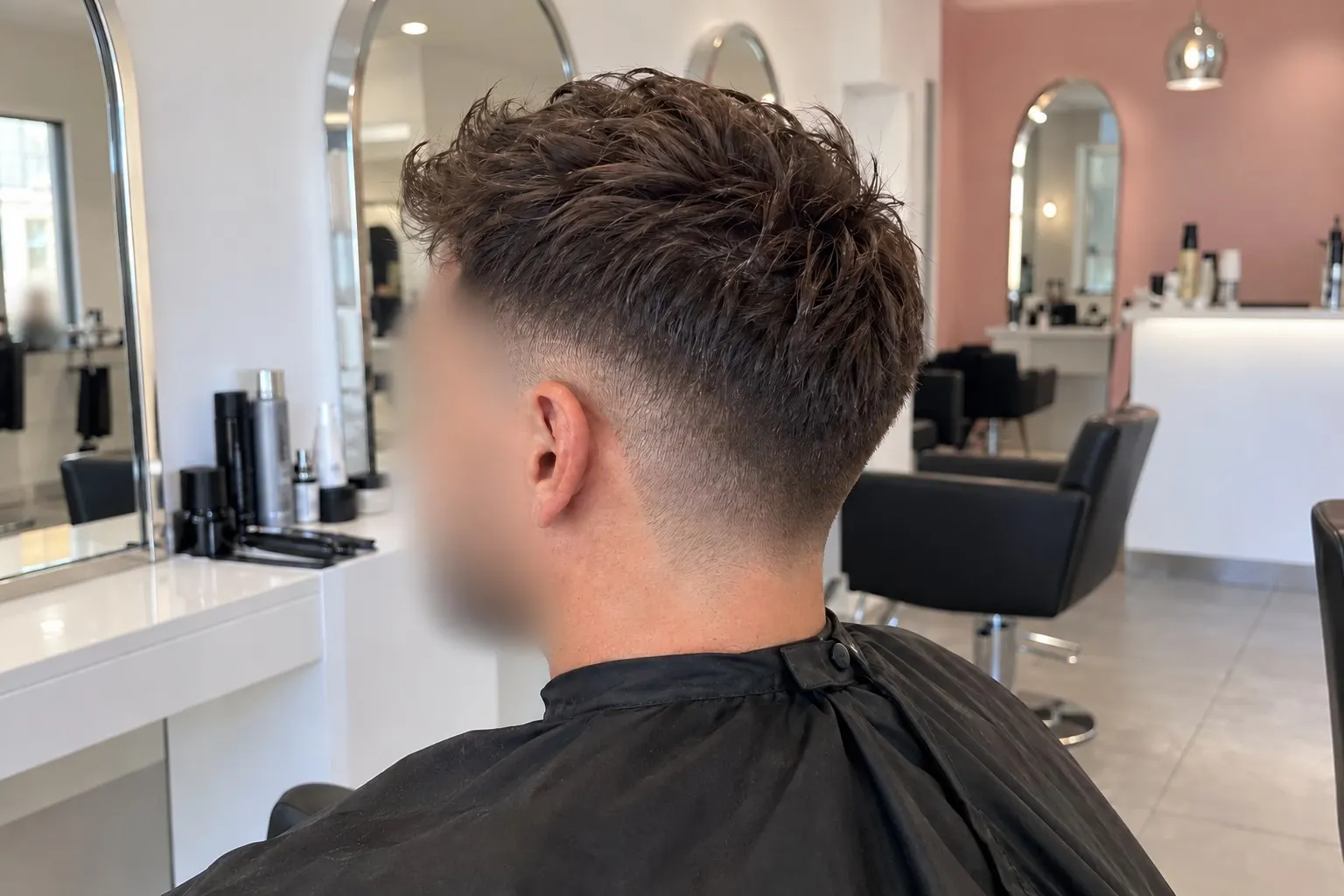 Coupe homme dégradée, visage flouté, image fictive