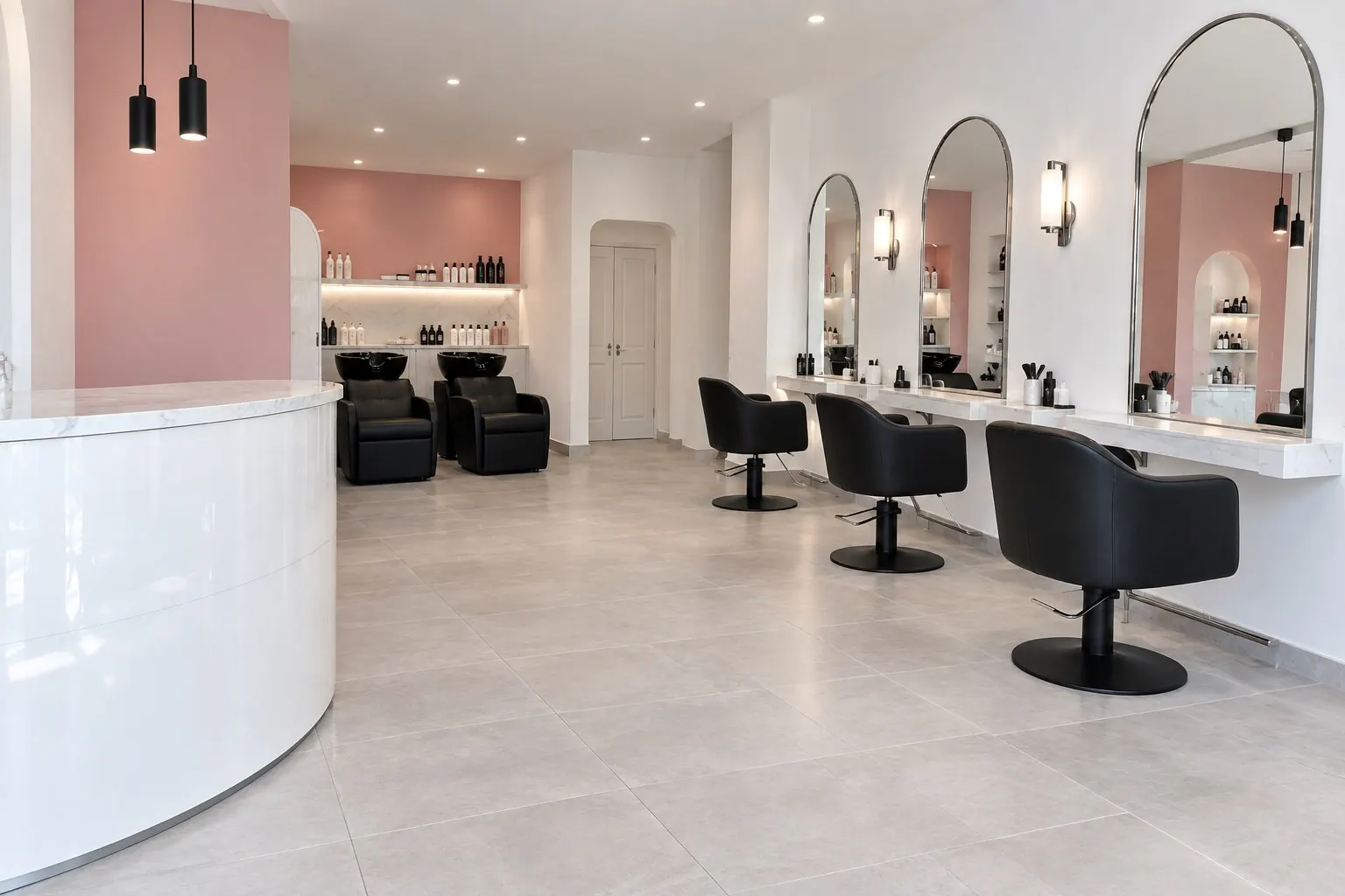 Le salon fictif, fauteuils noirs et murs rose poudré